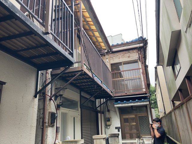 東京都杉並区阿佐ヶ谷北の木造2階建て住宅解体工事前の様子です。